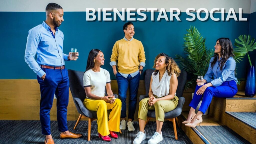 Grupo de personas hablando y disfrutando de los beneficios del bienestar social corporativo