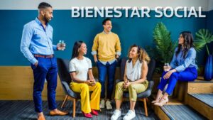 Grupo de personas hablando y disfrutando de los beneficios del bienestar social corporativo